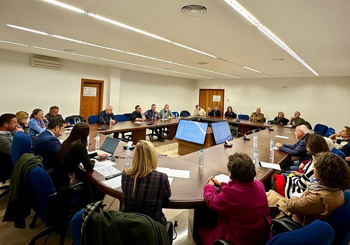 Reunión en la sede de la patronal con la concejala y técnicos de Urbanismo, promotores y propietarios.