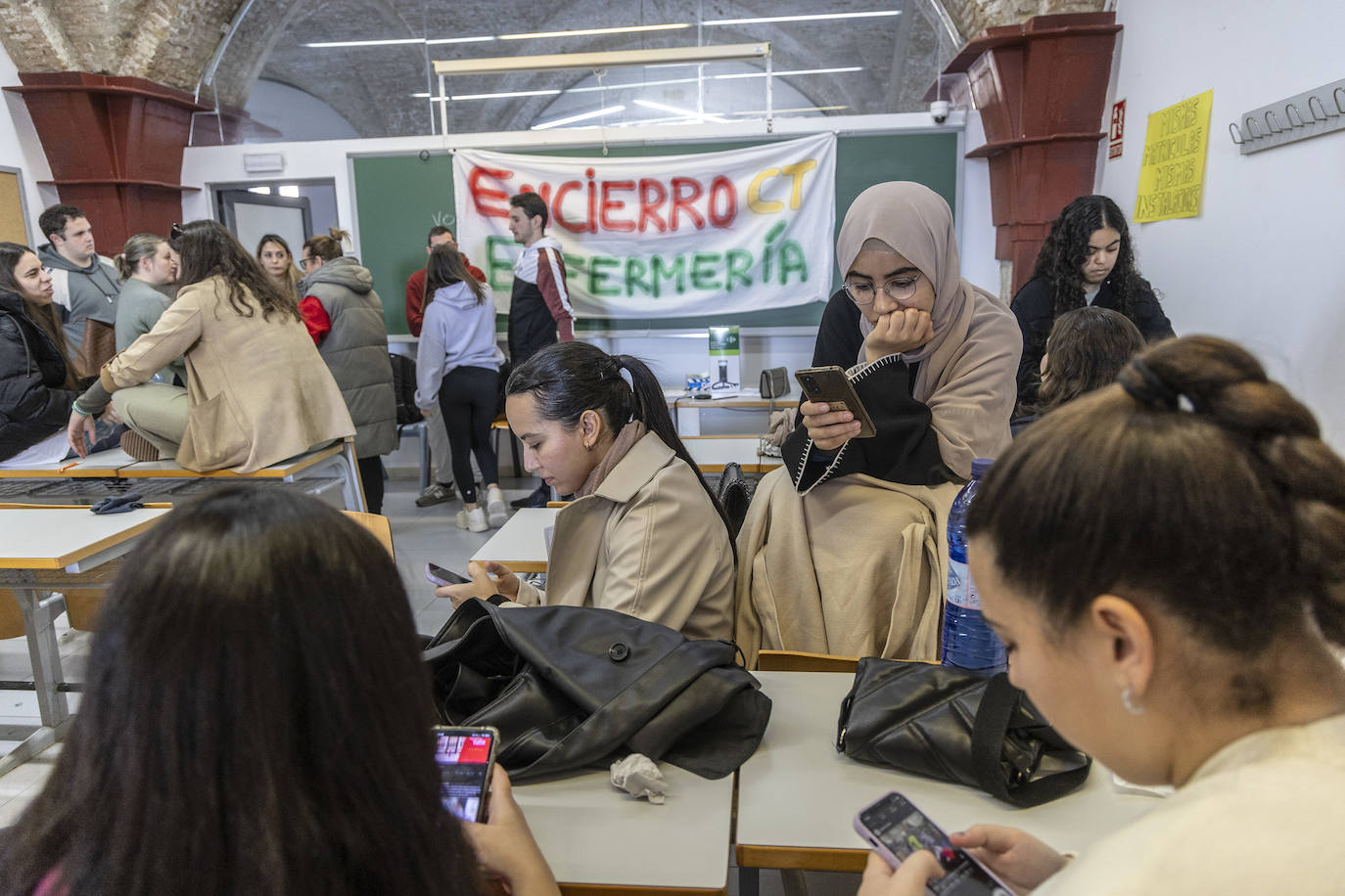 Las imágenes del encierro de los alumnos de Enfermería de Cartagena