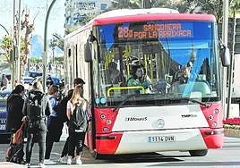 Usuarios suben a un autobús en Murcia, en una imagen de archivo.