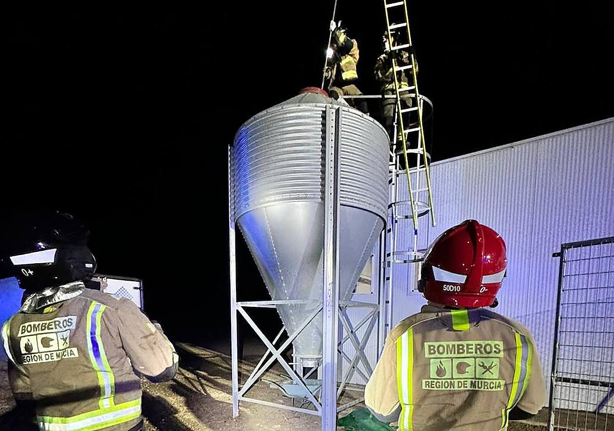 Rescate del hombre que cayó dentro del silo en Yecla.