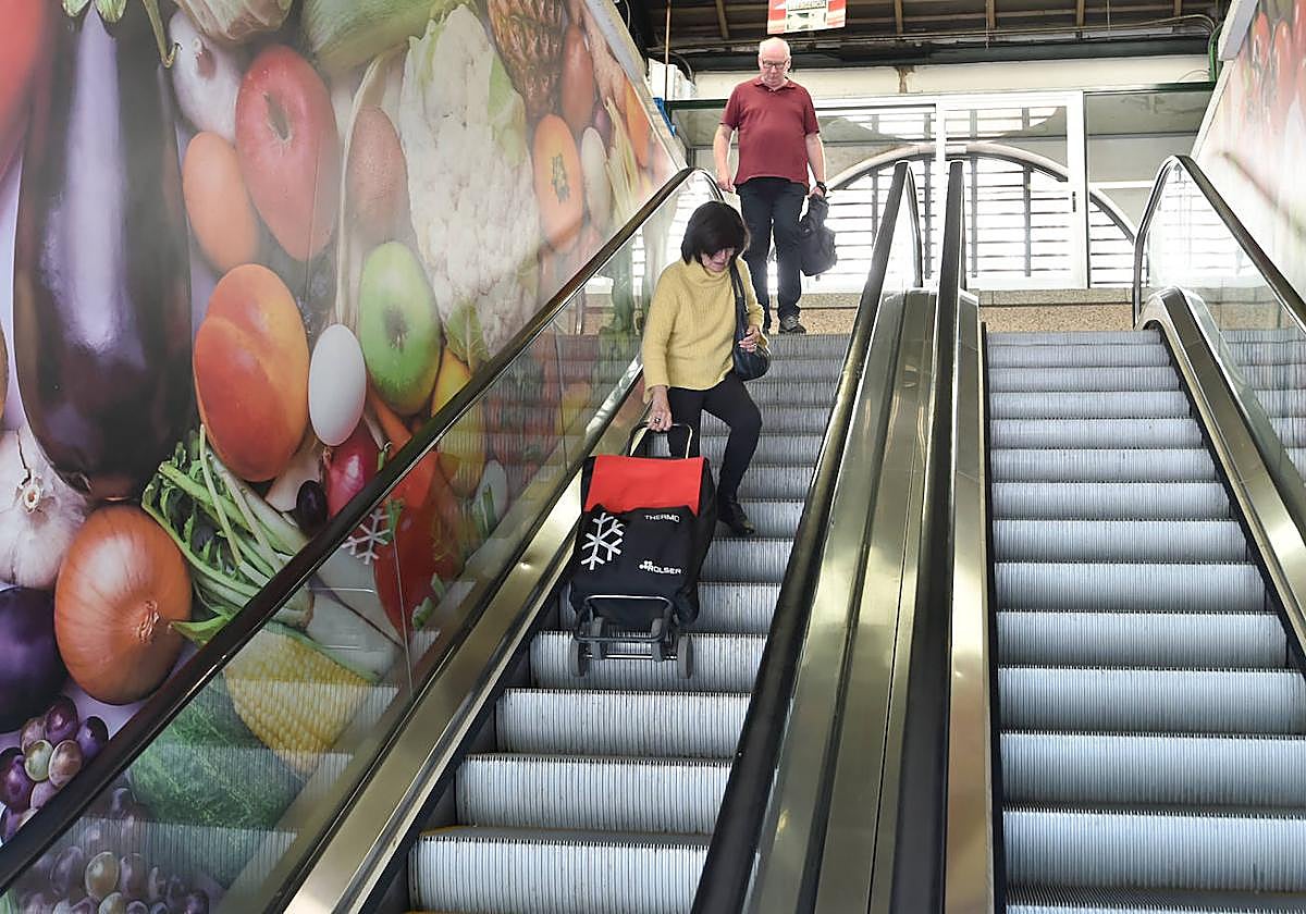 Clientes bajan con la compra por las escaleras paradas.