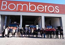 Autoridades con algunos bomberos en la inauguración, ayer.