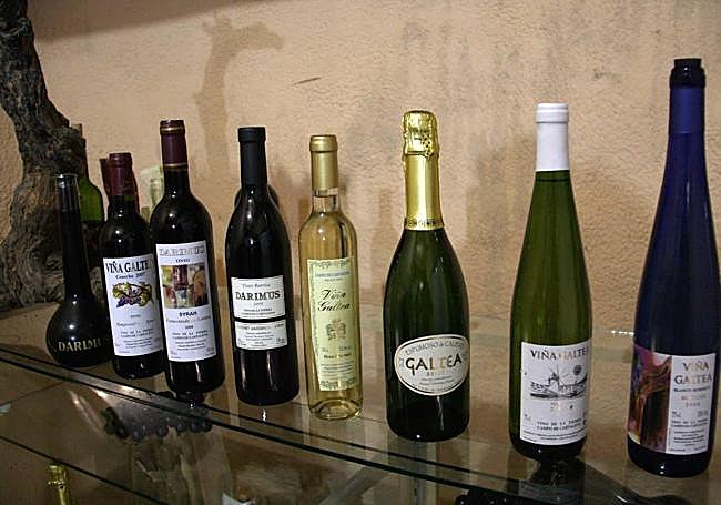 Variedad de vinos producidos por Bodegas Serrano.