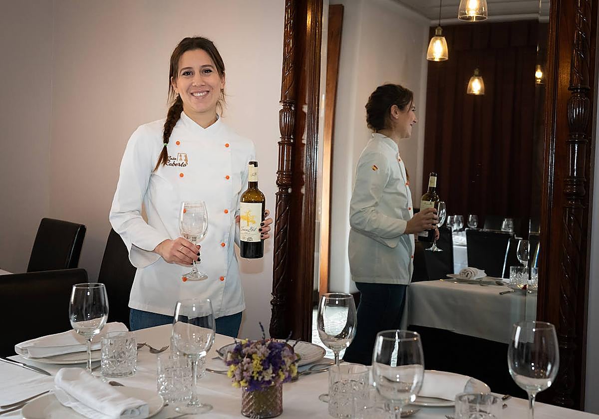Alejandra Rodríguez, propietaria y segunda generación de Casa Roberto, en uno de los cuatro salones del restaurante.