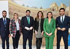 Juan Francisco Martínez Carrasco, director general del Instituto de Turismo de la Región de Murcia; Noelia Arroyo, alcaldesa de Cartagena; Fernando López Miras, presidente de la Región de Murcia; María Ritter, directora de Guía Repsol; Carmen Conesa, consejera de Turismo, Cultura, Juventud y Deportes, y Patricio Sánchez López, director general de Competitividad y Calidad Turística.