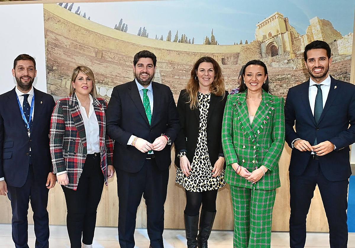 Juan Francisco Martínez Carrasco, director general del Instituto de Turismo de la Región de Murcia; Noelia Arroyo, alcaldesa de Cartagena; Fernando López Miras, presidente de la Región de Murcia; María Ritter, directora de Guía Repsol; Carmen Conesa, consejera de Turismo, Cultura, Juventud y Deportes, y Patricio Sánchez López, director general de Competitividad y Calidad Turística.