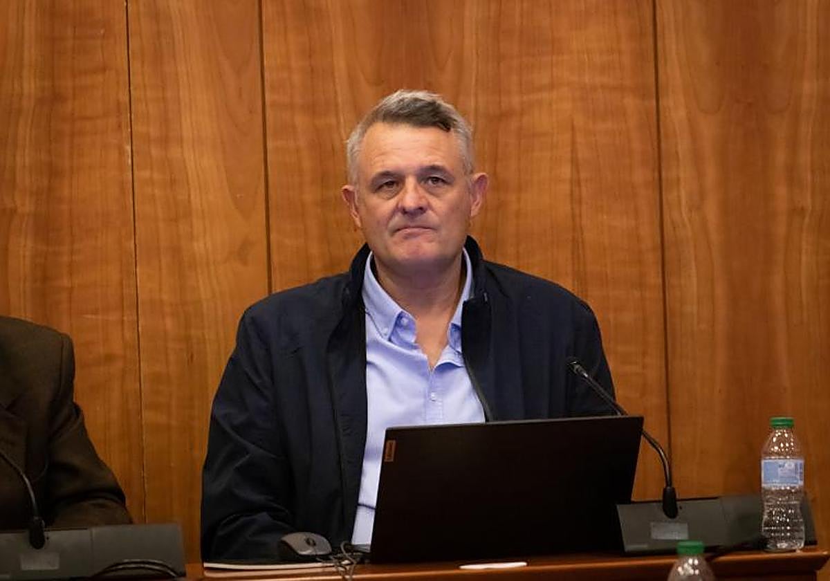 El secretario municipal de Orihuela, Virgilio Estremera, en el pleno de este jueves.