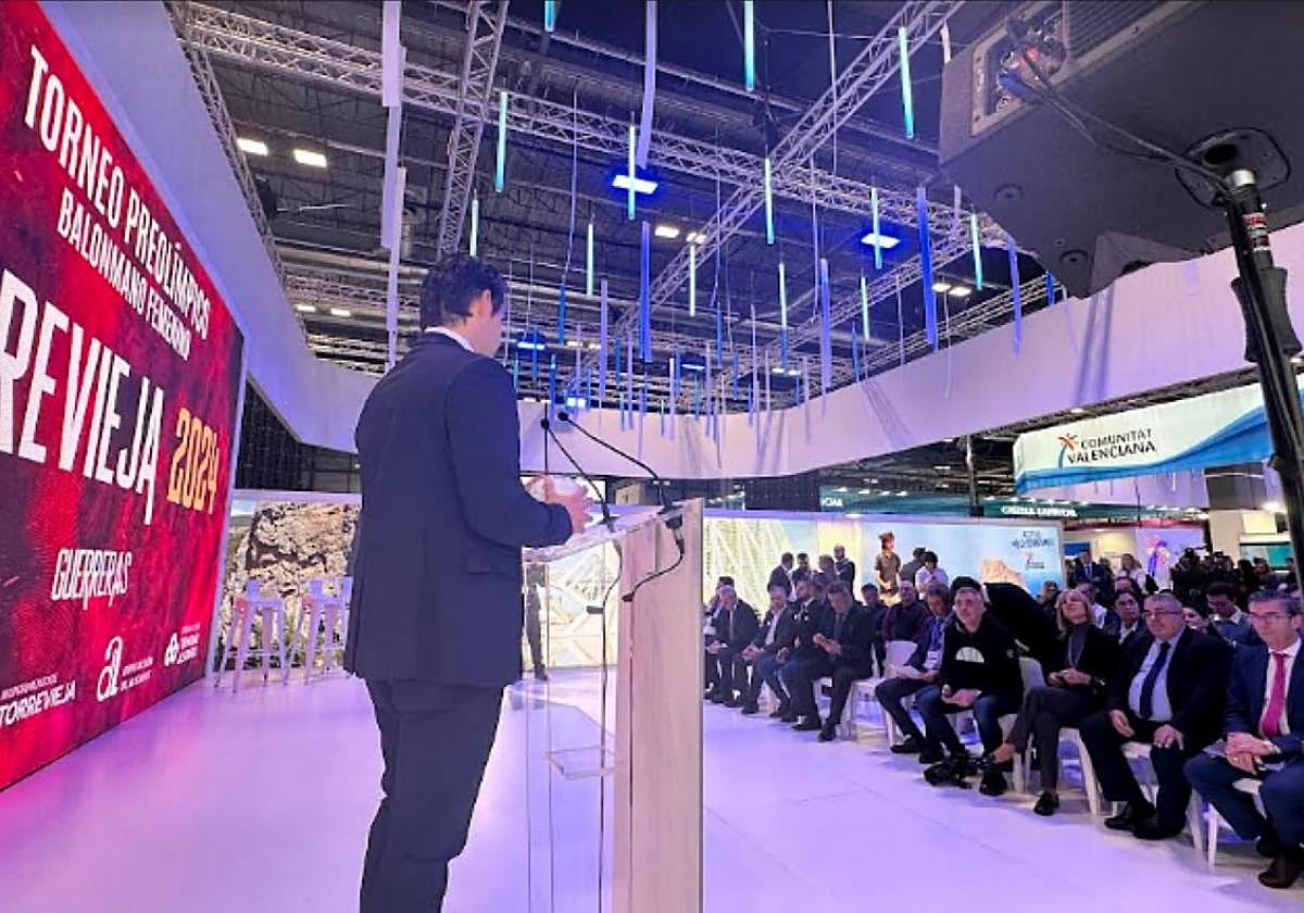 Decenas de personas acudieron a la puesta en escena de Torrevieja en Fitur.