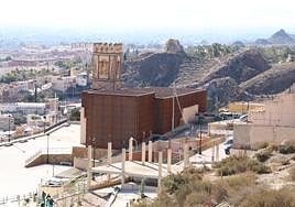 Panorámica de la iglesia de San Pedro, situada en un entorno degradado.