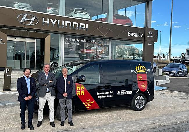 La nueva furgoneta para los desplazamientos federativos se recogió el pasado jueves, 18. En la imagen Moisés Escudero (i) y Juan Carlos Martínez (d), junto a Enrique Martínez (c), CEO de Grupo Marmo.