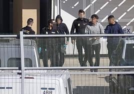 Agentes de la Policía Nacional junto a algunos de los inmigrantes llegados en patera a las costas de la Región.