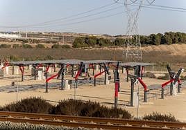 Montaje de un huerto solar en el polígono Tubacero, en Media Legua.