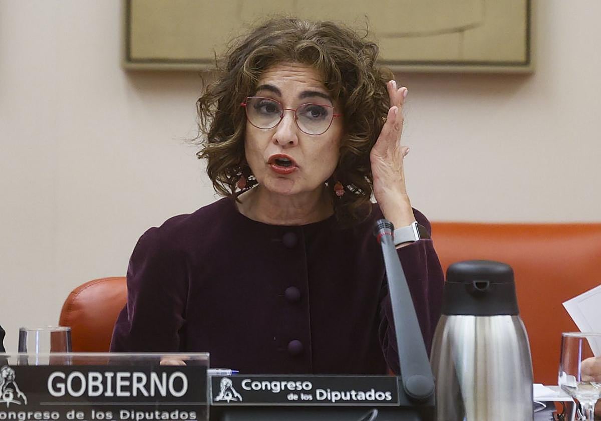 La vicepresidenta primera, María Jesús Montero, ayer, en la Comisión de Hacienda del Congreso.