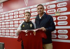 Loren Burón posa con la camiseta del Real Murcia durante su presentación como jugador grana con Javier Recio, director deportivo.