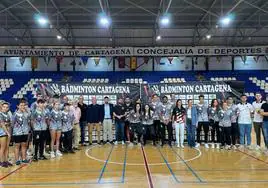 Directivos, jugadores, patrocinadores y representantes políticos acuden a un acto de presentación de cara al estreno en Primera Oro, que cuenta el apoyo de Puertas Padilla, en el Pabellón Central de Cartagena.