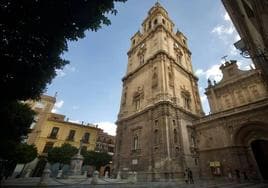 Imagen de la torre de la Catedral de Murcia, vista desde la plaza de la Cruz.