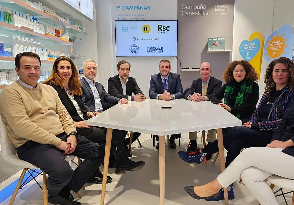 Foto grupal del cierre del proyecto humanitario 'Construyendo juntos una farmacia en Senegal'.