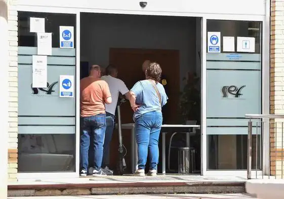 Ciudadanos esperan su turno en una oficina del SEF en Murcia, en una imagen de archivo.