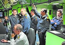La dotación del S-81 'Isaac Peral', durante unas prácticas.