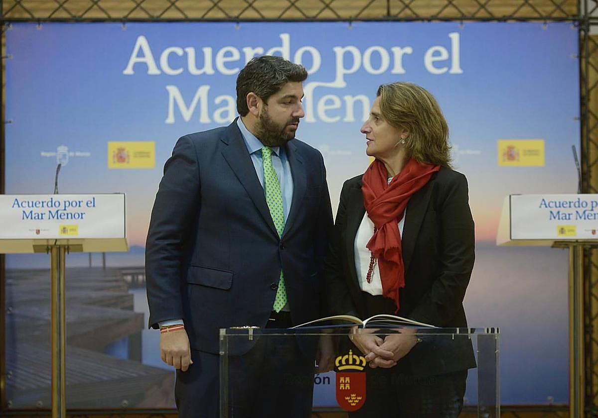 Fernando López Miras y Teresa Ribera, la semana pasada, tras firmar el protocolo de colaboración.