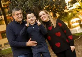 Emilio junto a sus padres, Cristina Hernández y Emilio Monzó, esta semana en Murcia.