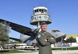 El coronel y aviador Alberto José Lens, ante la torre de control de la Base Aérea de Alcantarilla.