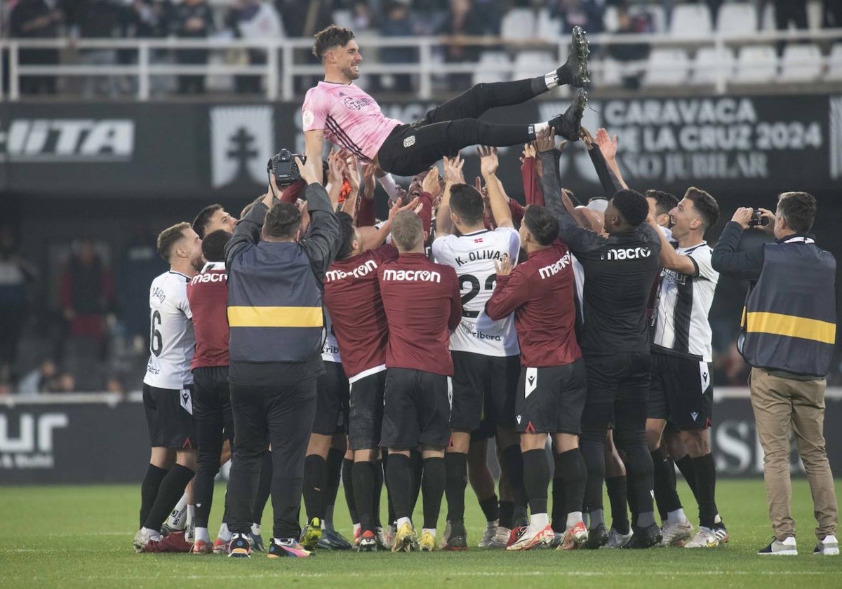 Marc Martínez, con la camiseta del ascenso, es manteado por sus compañeros al término de la victoria contra el Amorebieta de este sábado.