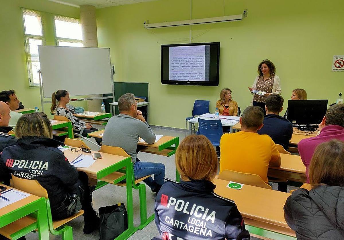 Algunos funcionarios asisten al plan de formación , en imagen de archivo.