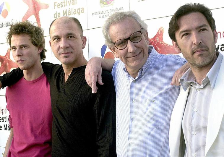 El director Jaime Chávarri (2-d), y los actores Eloy Azorín (i), Darío Grandinetti (2-i) y Ginés García Millán posan en la presentación de 'El año del diluvio' en el Festival de Málaga en 2004.