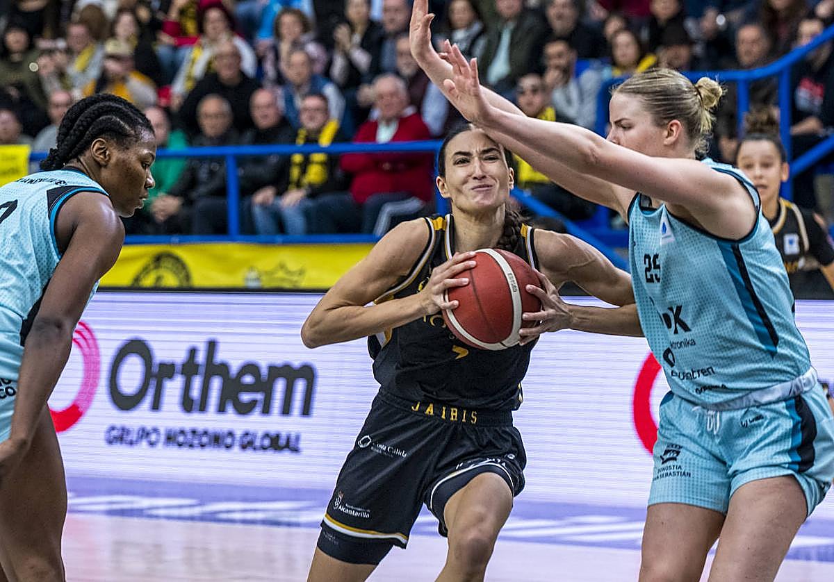 Belén Arrojo, con el balón, pugna con una rival.