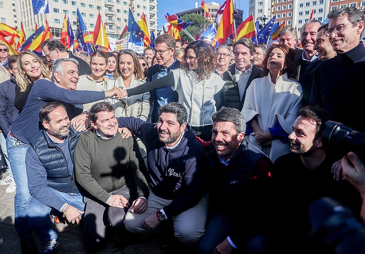 López Miras, junto a otros barones populares, este domingo en la manifestación contra la amnistía.
