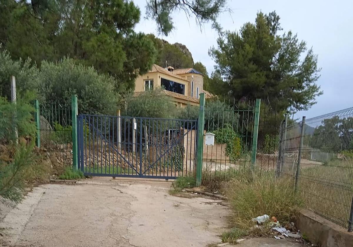 Los propietarios de inmuebles instalaron hace años una puerta en un camino de Torreagüera.