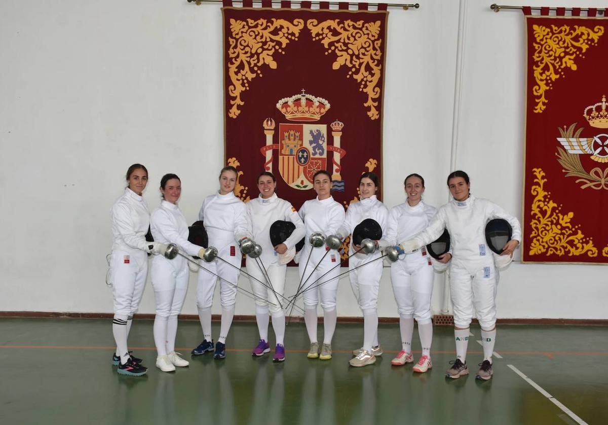 La Princesa Leonor, junto a otras compañeras, en la competición de esgrima.