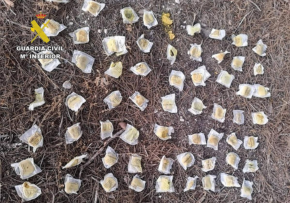 Bolsas de veneno raticida halladas en la finca.