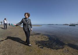 La eurodiputada letona Tatjana Zdanoka, en la orilla del Mar Menor durante su visita en febrero de 2022.