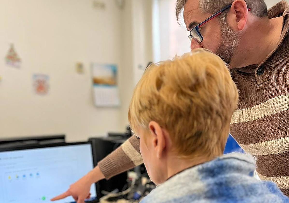 Un formador de Aula Nova, dirigiéndose a una alumna.