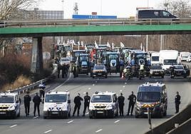 Decenas de tractores colapsan una autopista de París, ayer en presencia de la Policía.