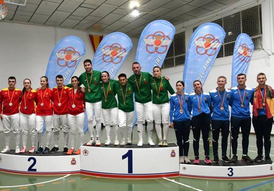 La Princesa Leonor, con chaqueta roja (3ª izq.), junto a su equipo en el podium de esgrima.