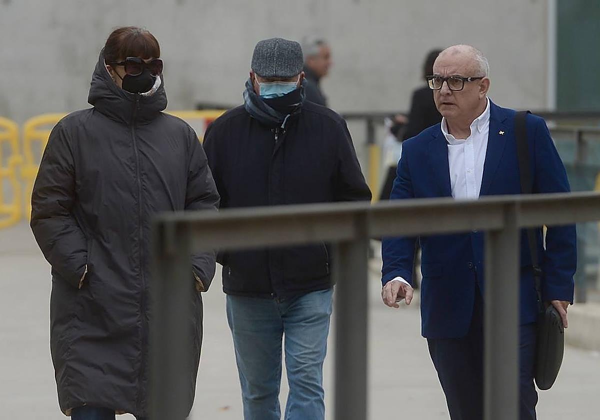 Eva Martínez y Juan Inglés Rojo llegan a la Ciudad de la Justicia, este martes, acompañados por su abogado.