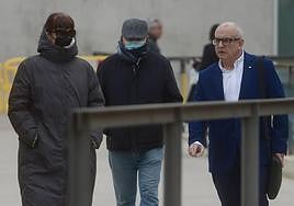 Eva Martínez y Juan Inglés Rojo llegan a la Ciudad de la Justicia, este martes, acompañados por su abogado.