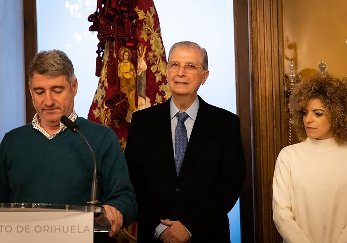 Martínez-Canales, en el centro, acompañado por el alcalde, Pepe Vegara, y la concejal de Festividades, Rocío Ortuño.