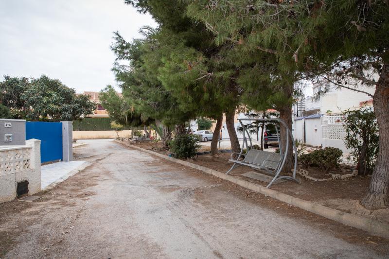 El abandono en las calles de La Torreta, en imágenes