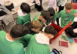 Jovenes durante la solución de retos del Scape-Box.