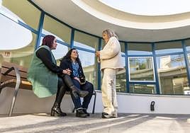 María José Garrido, Cristina Sánchez y la coordinadora Concha Asín, en el patio interior del centro.