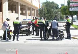 Agentes de la Policía realizan controles a varias motos.