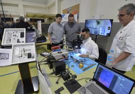 Alumnos y docentes del IES Politécnico de Murcia, ayer, en unas jornadas de emprendimiento.