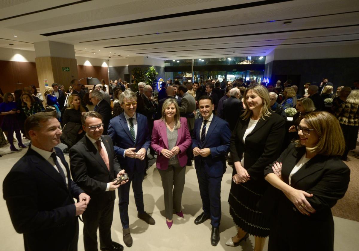 Olga García y el consejero de Economía, con parte del equipo de CaixaBank, ayer, en la nueva oficina.