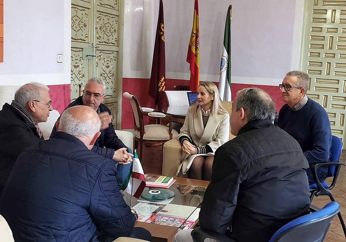 La alcaldesa de Cehegín recibe a una representación de la Asociación de Cronistas Oficiales de la Región de Murcia.