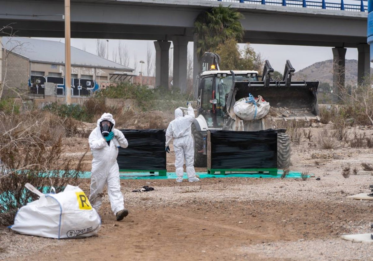 Dos trabajadores ataviados con monos de seguridad, durante los trabajos.