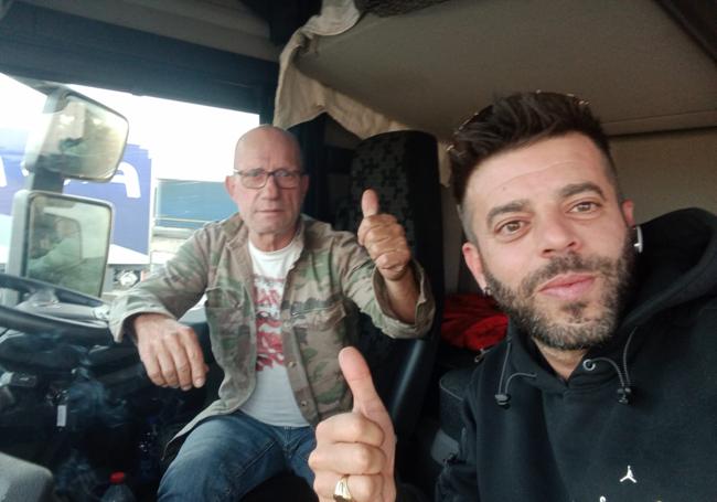 Jesús del Amo (d), junto a su compañero Juan Carlos Pulido, se fotografían este martes en la cabina de su camión.